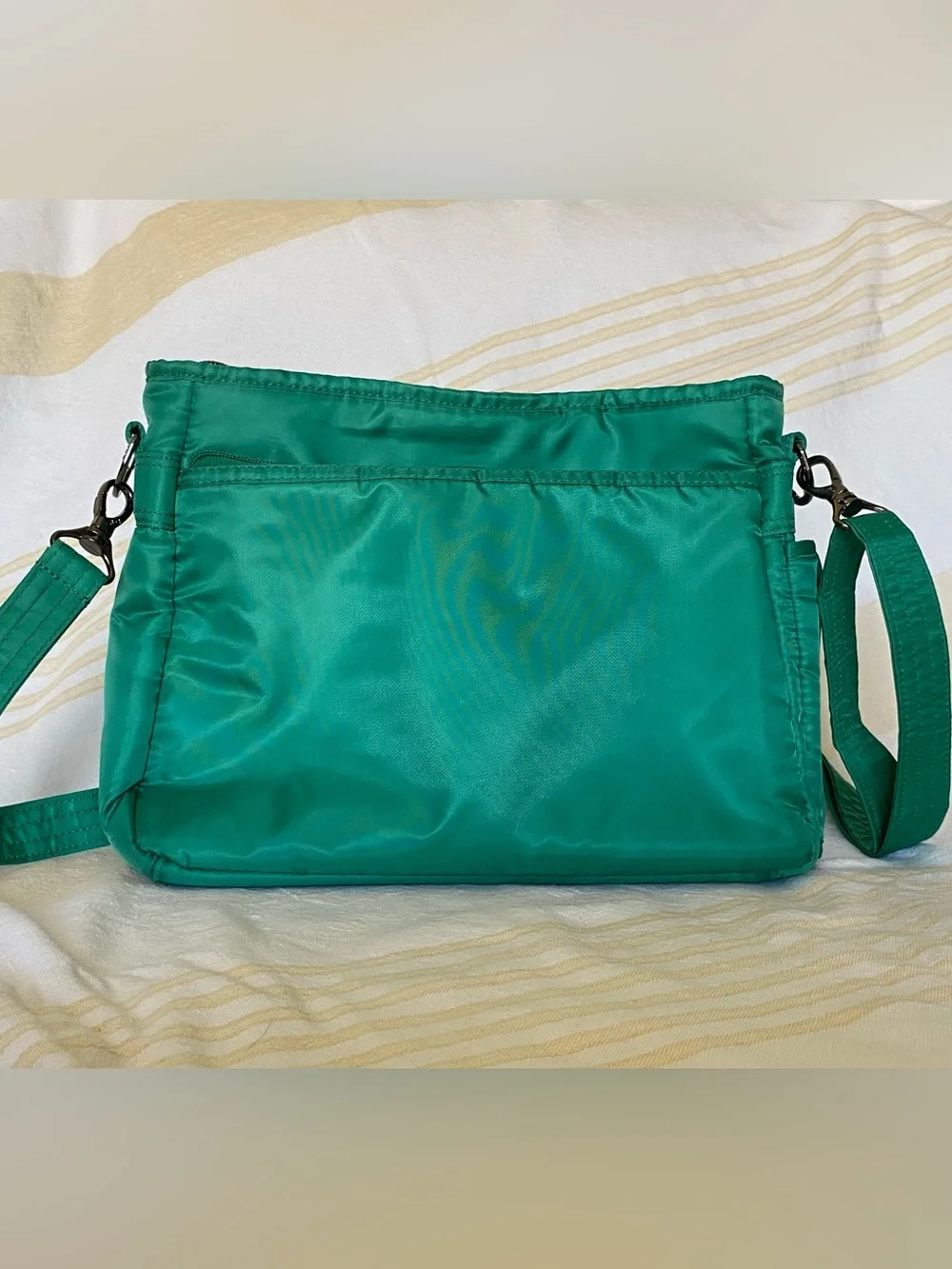 LUG | Kelly Green ☘️ Quilted Crossbody ~ 11”x 8.5”x 3” Medium - Picture 4 of 15